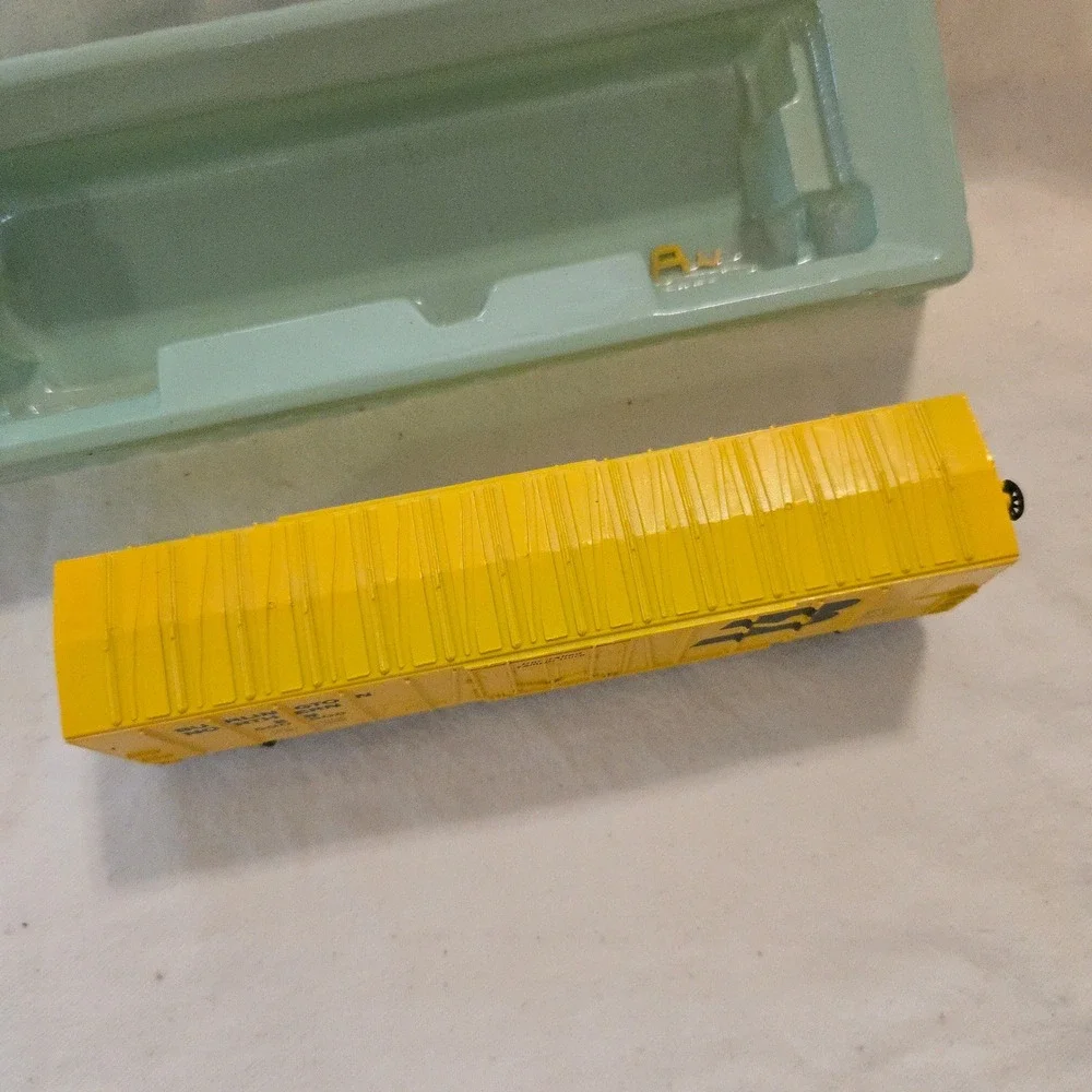 VTG Bachmann 51 Reefer Burlington Northern Yellow HO Scale Train Car 43 1009 03